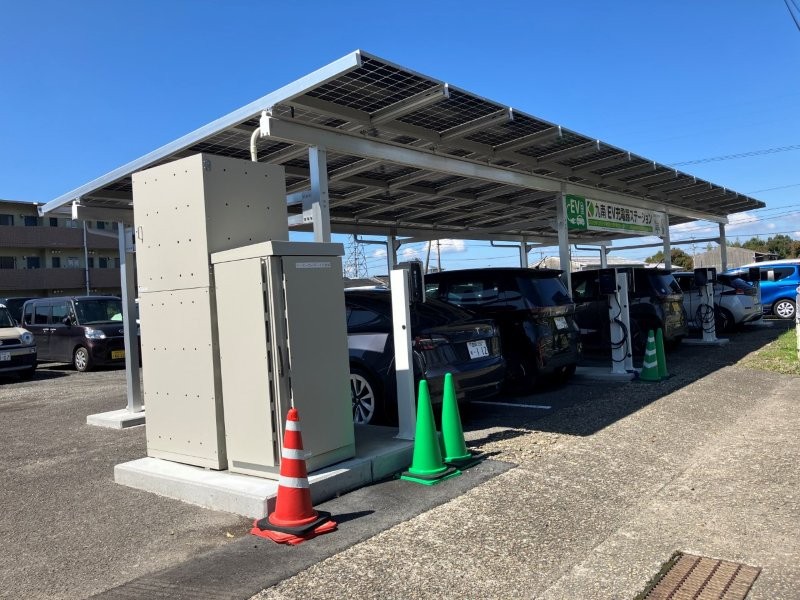 ソーラーカーポート、三相ハイブリッド型蓄電システム、スマートEV充電器 （機材提供システム立上げ：当社　施工：株式会社九南さま）