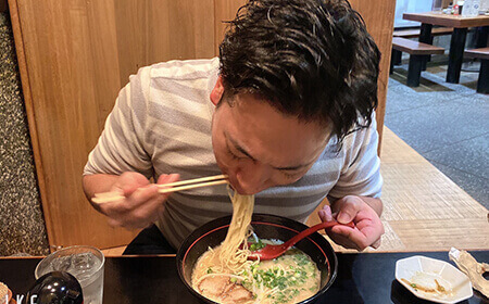 行きつけの隣のラーメン屋